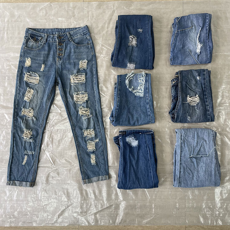 Erabiltzen diren andreak erauzitako jeans prakak